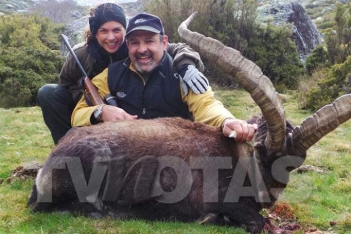 En las imágenes que circularon en enero, se puede observar a la también actriz posando junto su entonces novio, el empresario Michel Kuri, al lado de una cabra montés macho sin vida. (ESPECIAL)