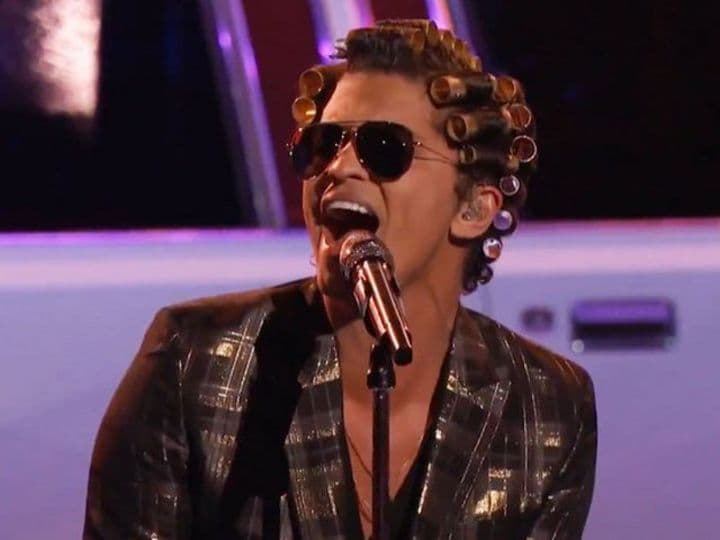 Sorprende. El cantante apareció con un nuevo look.