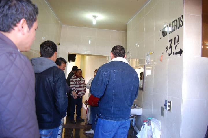 Operan. De manera irregular los baños públicos.