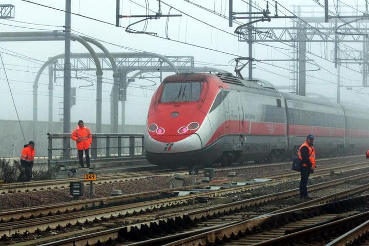 Desconocidos incendiaron instalaciones del sistema de trenes en una estación de la norteña ciudad de Bolonia. (EFE)