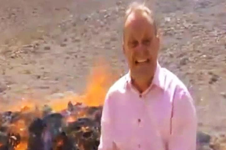 El reportero inhaló de más y la droga hizo efecto en su organismo. (YouTube)
