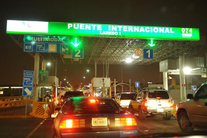 Autoridades piden a los automovilistas conducir con precaución en el área de los puentes. (ARCHIVO)