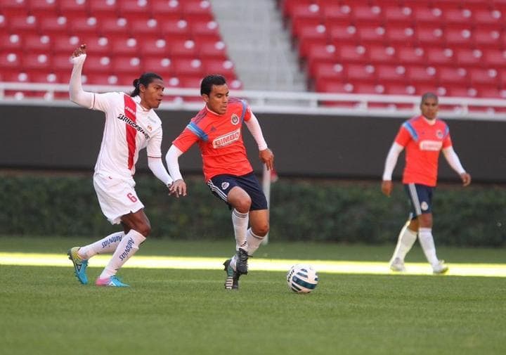 El Guadalajara de José Manuel de la Torre despidió el año con una derrota en duelo amistoso frente a Monarcas Morelia, en el Estadio Omnilife, por la mínima diferencia. (Twitter)