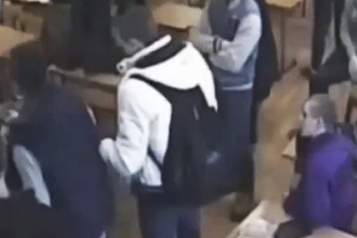 El joven se asfixió al ser envuelto en plástico. (YOUTUBE)