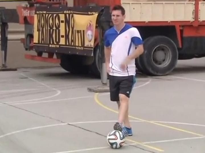 El reto consistía en patear el balón hacia arriba a varios metros de altura y poder controlarlo al caer. (Especial)