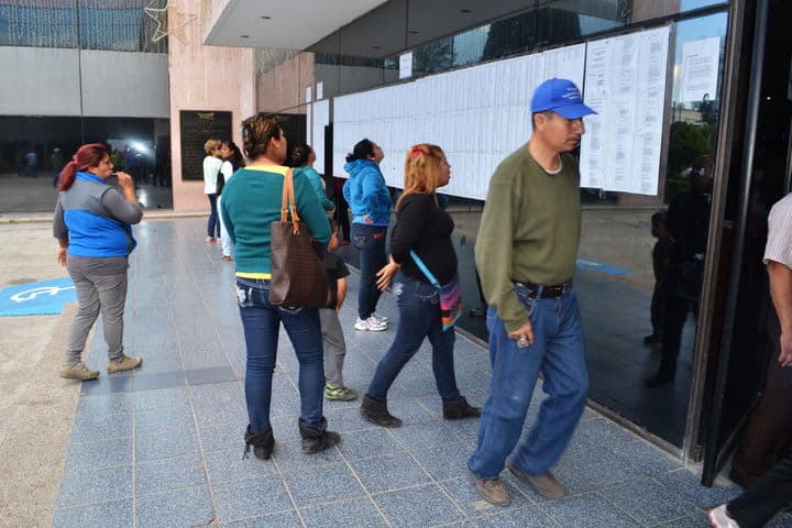 Listado. Los nombres de los estudiantes que recibirán la beca se encuentran al exterior de la presidencia municipal.