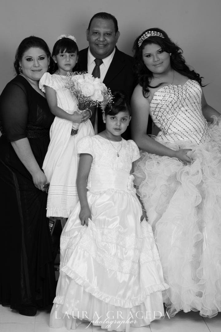 Mayra Alejandra Muñoz Martínez lució muy feliz al lado de sus papás, Lic. Juan José Muñoz Macías y Mayra del Rocío Martínez Acosta, y sus hermanitas, Zaira Ximena y Camila Isabella Muñoz Martínez.- Laura Grageda Fotografía