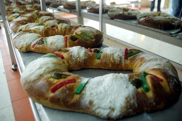 Cada seis de enero, las familias mexicanas parten la tradicional Rosca. (ARCHIVO)