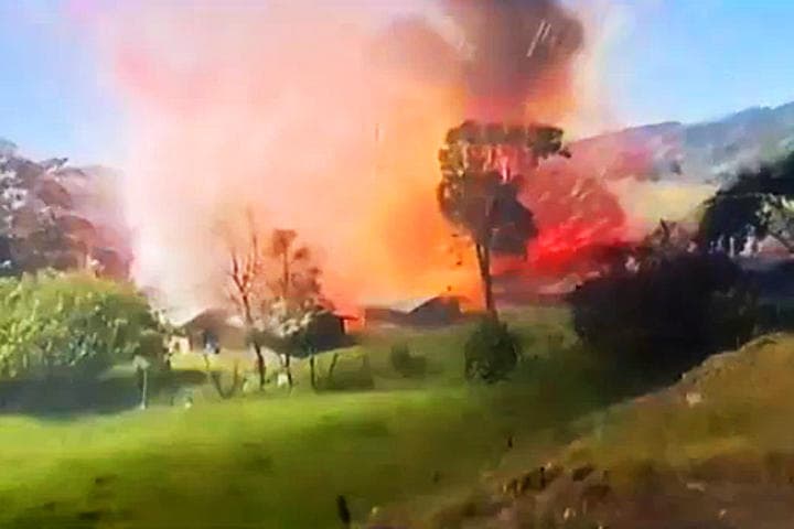 La explosión es tan fuerte que el videoaficionado sale disparado por la onda de impacto. (VIMEO)