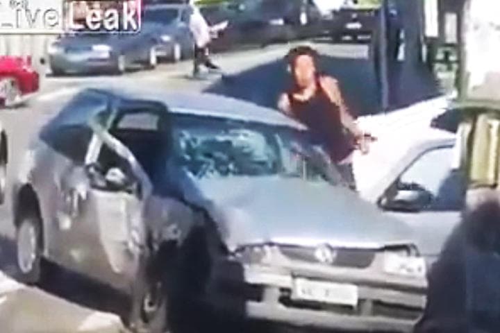 El sujeto choca fuertemente y lejos de angustiarse decide bailar. (YOUTUBE)