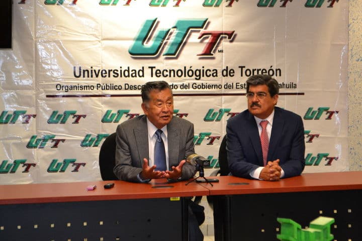 Ejemplo. El presidente de Yakult, Carlos Kasuga, visitó la UTT a petición del rector Raúl Martínez, sin cobrar un solo peso. (EL SIGLO DE TORREÓN)