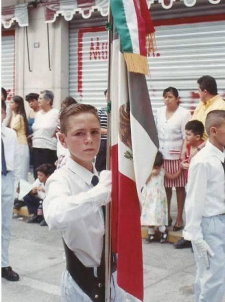 El futbolista fue abanderado en la escolta de su escuela, sus excompañeros de clase han compartido con él algunas imágenes. (Especial)
