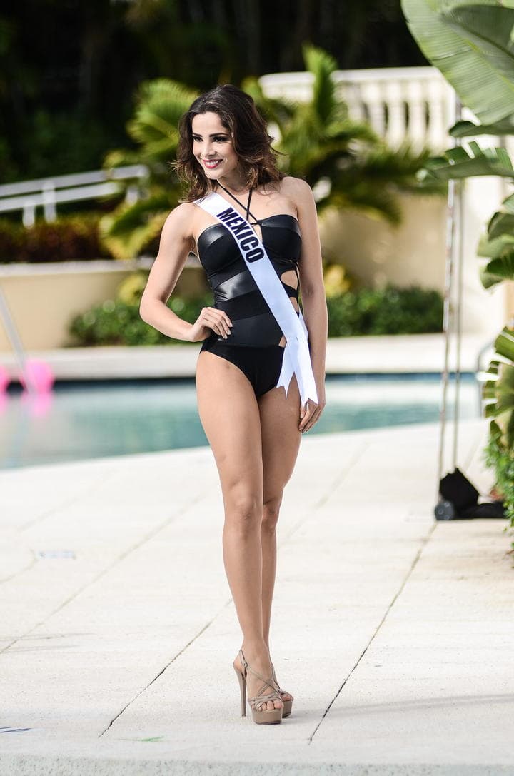 Josselyn Garciglia se mostró contrariada por la pieza que le tocó modelar en la primera aparición pública en traje de baño. (EFE)