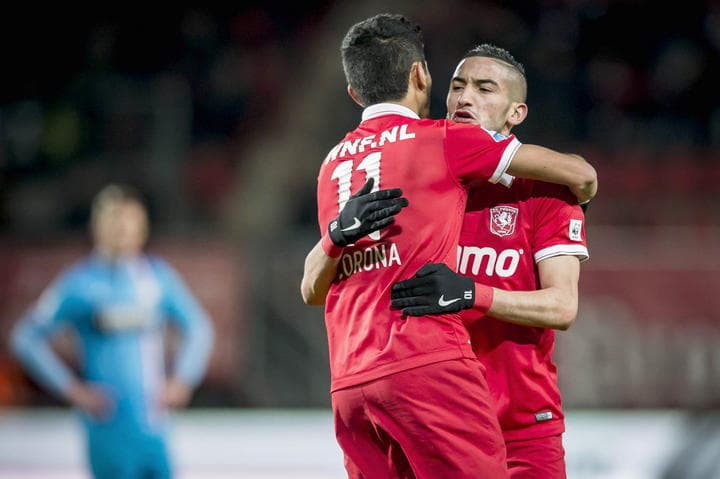Cuando un defensa quería regresar el balón al portero, Corona anotó.