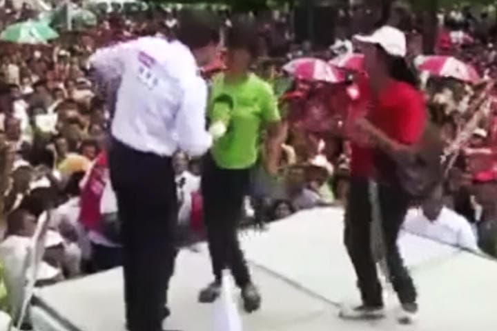 El gobernador aparece bailando hasta que sin darse cuenta da un mal paso y termina cayendo encima de varias personas. (YOUTUBE)