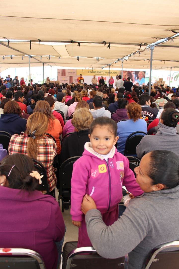 Apoyo social. El Programa Alimentario 2015, Juntos por Tu Nutrición, arrancó en la colonia Sol de Oriente, donde el presidente municipal dio el anuncio.