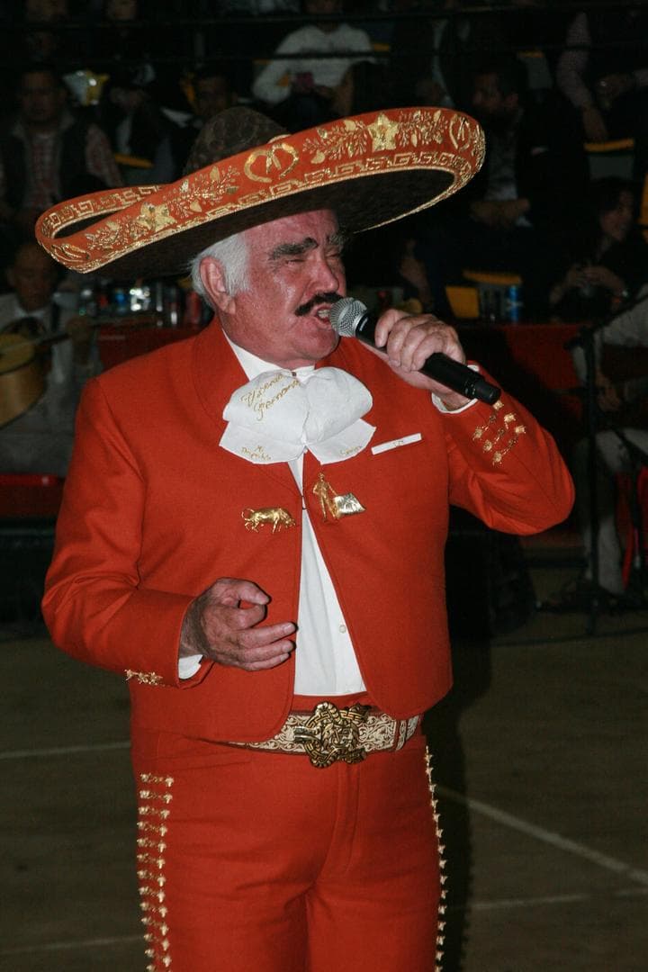 Las casi siete mil personas que abarrotaron el recinto ovacionaron al 'Charro de Huentitán' de pie en varias ocasiones y le lanzaron infinidad de piropos. (Notimex)
