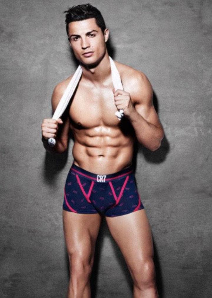 El deportista ha posado con unos boxer en rojo, azul y negro con sus iniciales bordadas. (TWITTER)