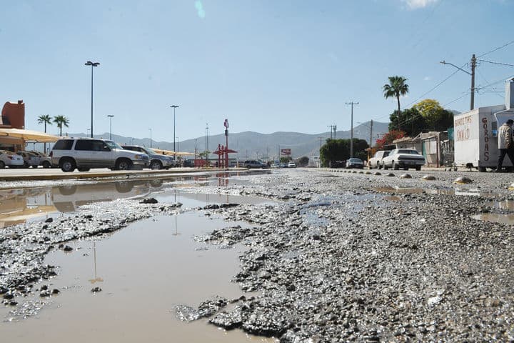 Graves. Así quedó el pavimento en la calle Sicomoros en la colonia Ferrocarrilera, luego de la incesante lluvia que cayó durante domingo y lunes. Autoridades realizarán un programa de bacheo.