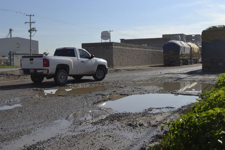 Daños. Los baches del Parque Industrial se pronunciaron más a causa de las pasadas lluvias. (EL SIGLO DE TORREÓN)