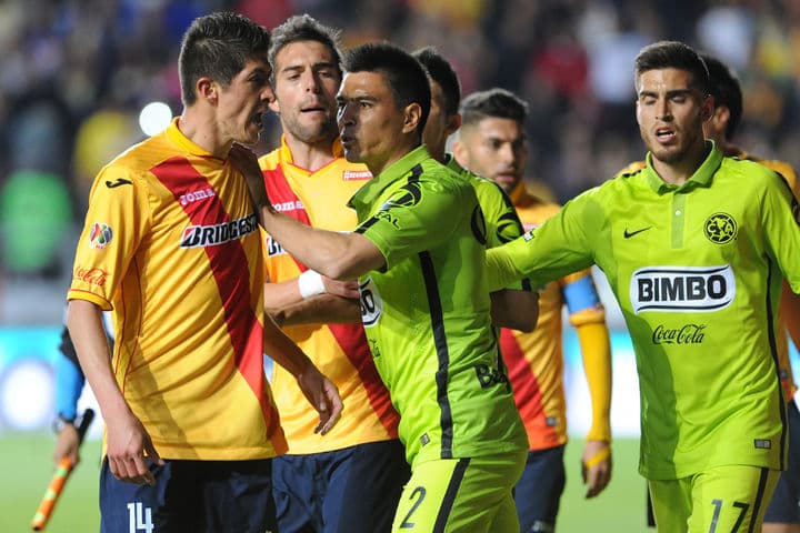 Se calentaron los ánimos en el Estadio Morelos, sobre todo en una jugada violenta de Darwin Quintero a 'Pikolín' Palacios. (Jam Media)