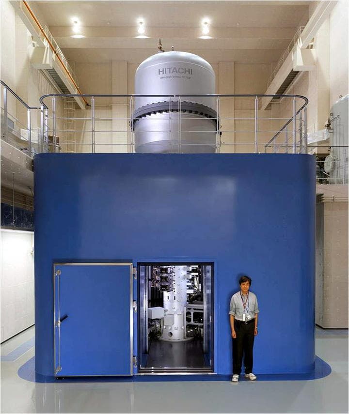 El microscopio electrónico de transmisión (MET) fue completado esta semana tras iniciarse su desarrollo en 2010 y es capaz de ofrecer una resolución de 43 picómetros, es decir, menos de la mitad del radio de la mayoría de los átomos. (EFE)