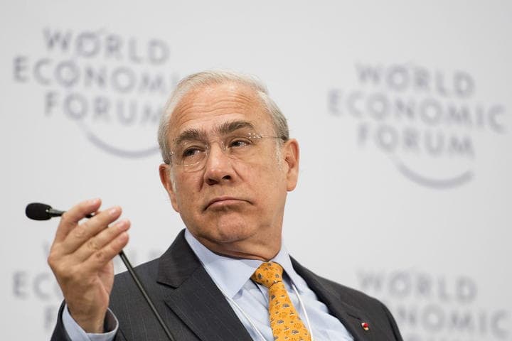 José Ángel Gurría afirmó que México podrá beneficiarse de los bajos precios del petróleo, “porque importa gasolinas, importa refinados e importa productos derivados de crudo ligero”. (Archivo)