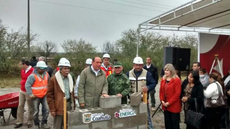 Ayer lunes se colocó la primera piedra de lo que serán los centros de operaciones militares en los municipios de Hidalgo y Allende, en un acto encabezado por el gobernador de Coahuila, Rubén Moreira Valdez, así como autoridades de la Secretaría de la Defensa Nacional (Sedena). (El Siglo de Torreón)