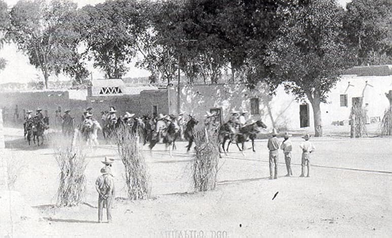 AHJAE Papeles de Familia. En toda La Laguna había partidas de rebeldes maderistas, aquí se ven a los comandados por Gregorio A. García entrando a Tlahualilo.