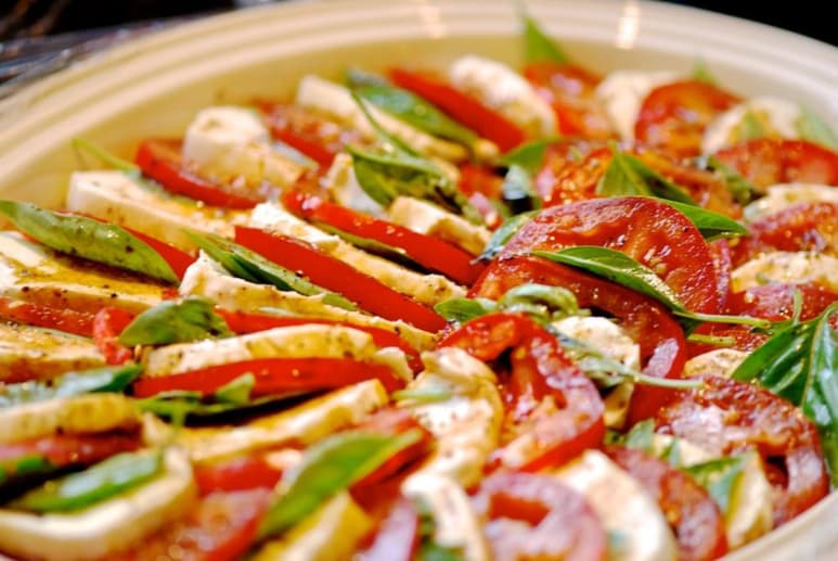 Ensalada caprese con aguacate