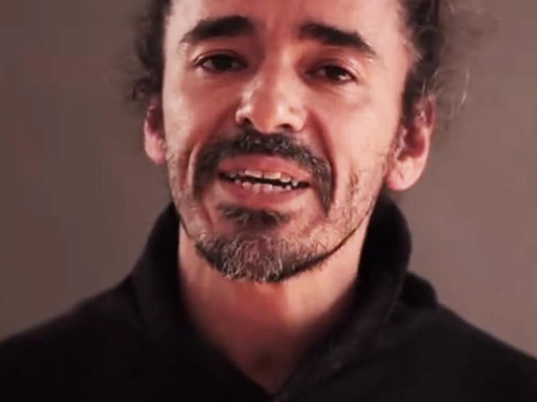 El artista emitió el mensaje por medio de un video publicado en la cuenta de Facebook del grupo. (FACEBOOK)