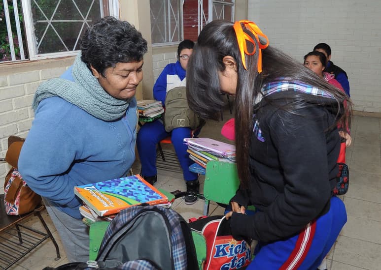 Vigilancia. Los alumnos fueron revisados por personal educativo con supervisión de los padres. (RAMÓN SOTOMAYOR)