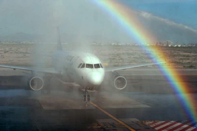 Despegue. Con más de 70 pasajeros salió ayer el primer vuelo de Torreón a Guadalajara de la aerolínea Volaris; esta ruta contará con dos salidas a la semana, los días jueves y domingo, y tendrá conexiones a Mexicali y Cancún. (RAMÓN SOTOMAYOR)