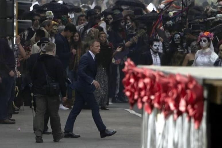 El actor Daniel Craig, quien personifica a James Bond, grabó escenas de 'Spectre' ahora en el Zócalo, rodeado de calaveras y catrinas.