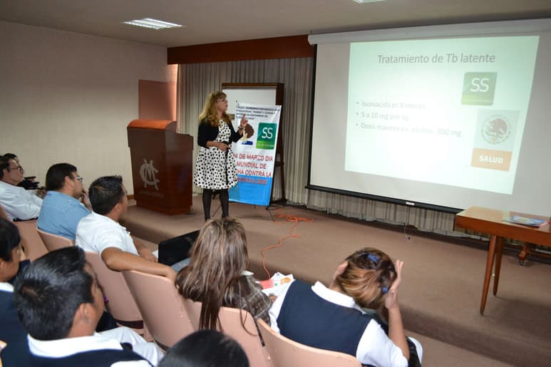 Capacitan. Médicos y enfermeras asisten a capacitación sobre detección, tratamiento y prevención de la tuberculosis. (EDITH GONZÁLEZ)
