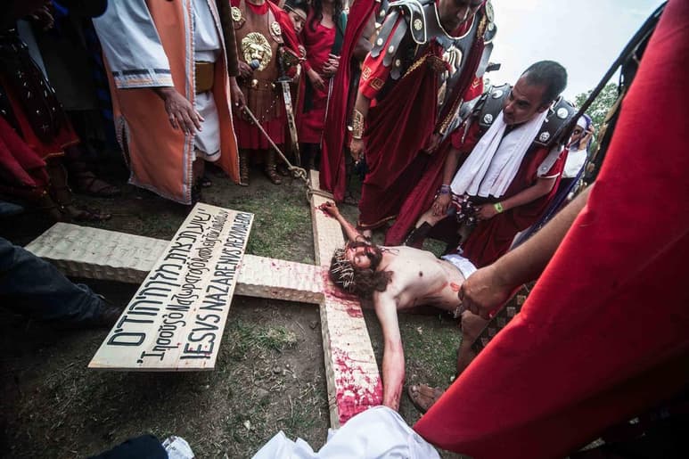 Con la escena de la crucifixión de Jesús, concluyó la 172 representación de la Pasión en Iztapalapa; autoridades reportaron saldo blanco. (EL UNIVERSAL)
