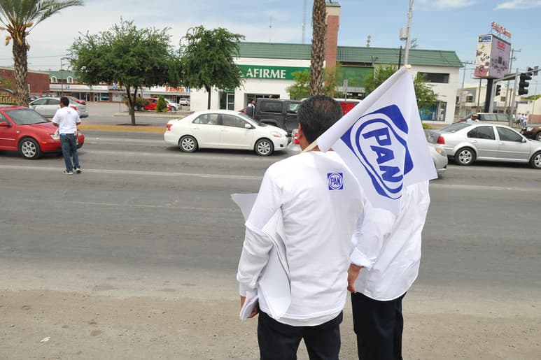 PAN. Simpatizantes del candidato al distrito 06, Jorge Zermeño, entregaron volantes y pegaron calcomanías en cruceros. (RAMÓN SOTOMAYOR)