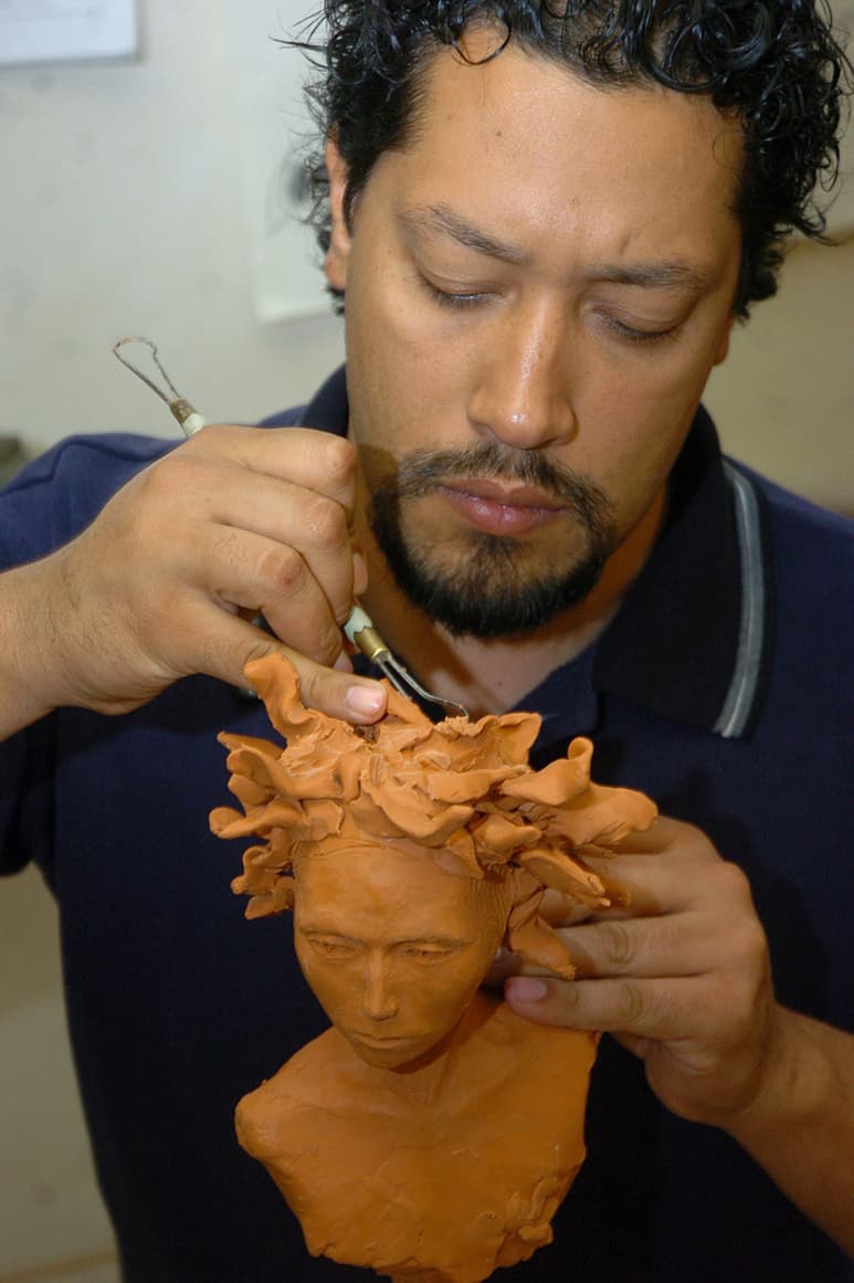 Técnica. Una de las principales características de la obra del escultor Guillermo Colmenero, quien expondrá en la Universidad Iberoamericana, es el dominio de varias técnicas y su amplio lenguaje.