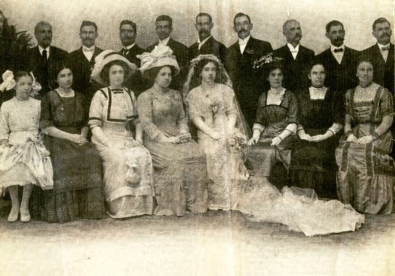El día 12 de octubre de 1911, en Lerdo, se efectuó el matrimonio de la señorita Isaura Chávez Guerrero y don Antonio Montemayor. En la foto, se encuentran en la parte superior, de izquierda a derecha: Pascual Montemayor, Agustín Montemayor, J. Trinidad González, Jesús Garza, José Chávez Guerrero (hermano de la novia), J. Luz. M. González, el novio Antonio Montemayor, Patricio González, Emeterio Elizondo y Tomás González. Sentadas están, de izquierda a derecha: Antonia González M, María Garza de Montemayor, Emilia Núñez, Concepción R. de González, la novia Isaura Chávez Guerrero, Cleotilde H. de González, Octavia M. de González y Tita G. de Elizondo.