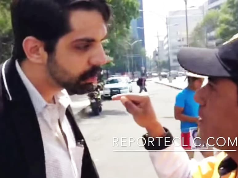 Attolini fue captado discutiendo con el agente en un acalorado diálogo. (YOUTUBE)