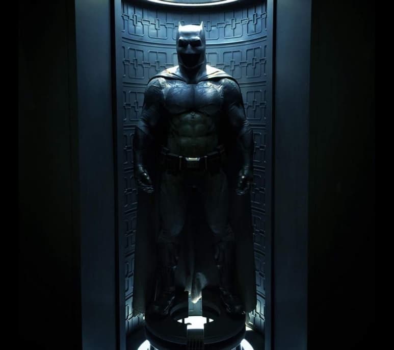 El lunes por la noche publicó una fotografía en donde puede verse totalmente el atuendo que portará 'El Caballero de la Noche', interpretado por Ben Affleck. (TWITTER)