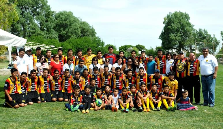 La academia de futbol de los Leones Negros de la Universidad de Guadala- jara lleva a partir del viernes el nombre de Rubén “Gato” Chávez.(Especial)