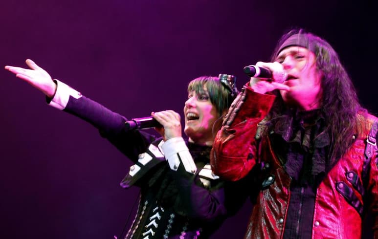 La banda hizo vibrar a sus fans con la magia circense de Ilussia. (Notimex)