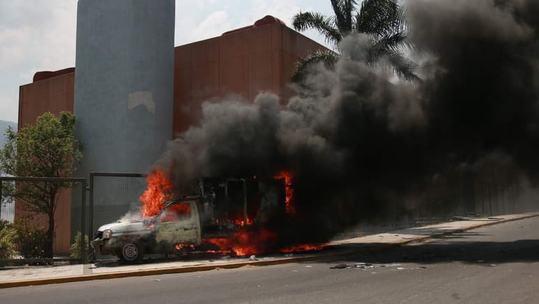 Ataque. Al recordar la matanza de los 43 estudiantes, la violencia se apodera del estado. (EFE)