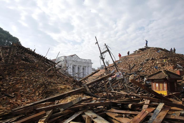 Familiares informaron que al momento del terremoto, el mexicano estaba refugiado en un monasterio de Nepal. (EFE)