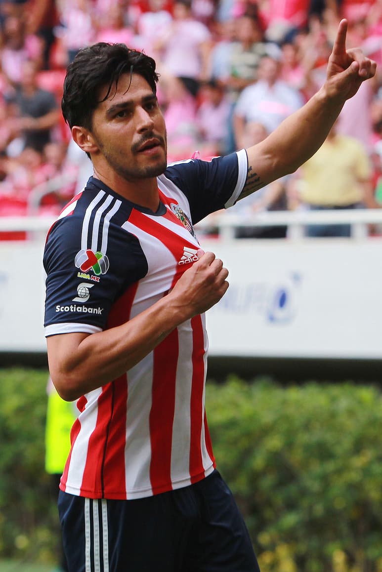 Rafael Márquez Lugo celebrando un gol, el ariete mexicano anunció su retiro de las canchas debido a lesión de rodilla. Márquez conquistó 20 goles con Chivas. (Jam Media)