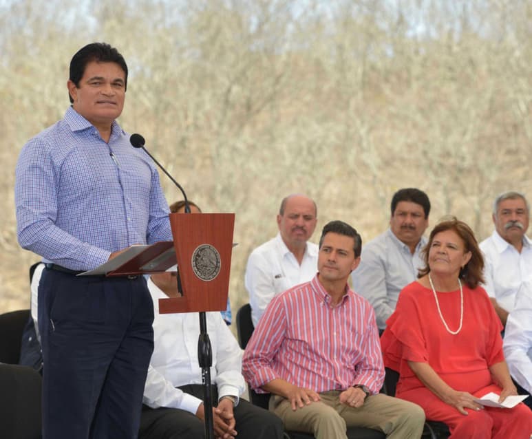 El presidente Enrique Peña Nieto, acompañado por el gobernador de Sinaloa, Mario López Valdez, durante la inauguración del Libramiento de Mazatán, que construyó el Grupo Ideal perteneciente al grupo Carso. (EL UNIVERSAL)