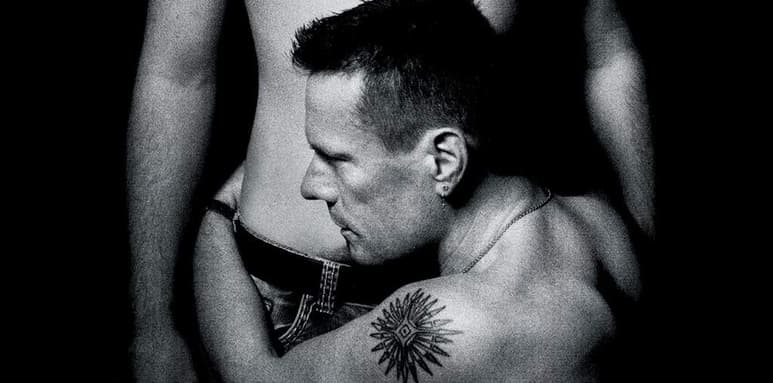La cubierta muestra al baterista del grupo abrazando a su hijo de 18 años, los dos sin camisa. (Especial)