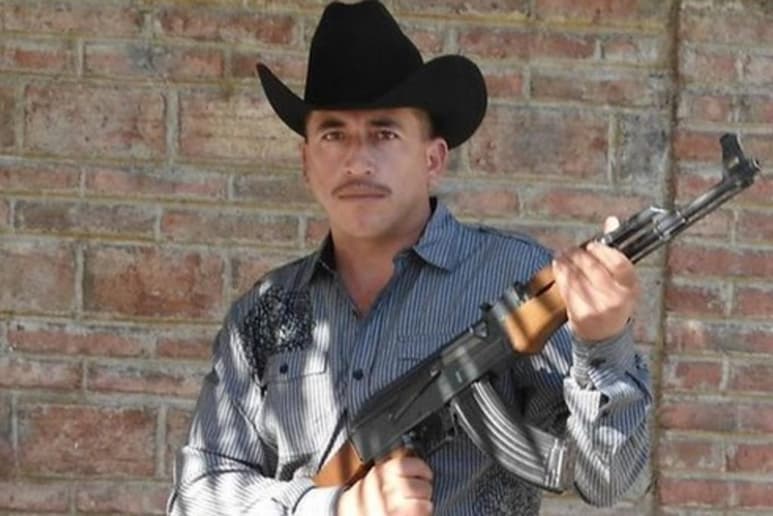 De acuerdo con las autoridades, Omar Valenzuela, 'El Alacrán', no forzó a la menor a sostener relaciones con él, sin embargo por la edad de ella sí procede la acusación por violación. (TWITTER)