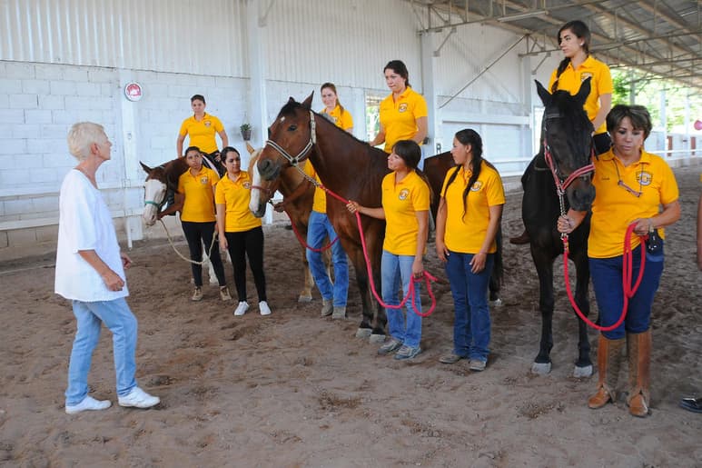 La instructora alemana Edith Gross Naschert, pionera de la equinoterapia en México, fue la encargada de impartir esta primera capacitación de la terapia.